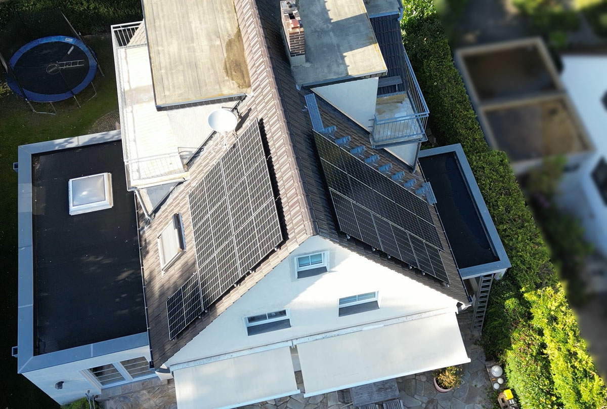 Photovoltaikanlage auf dem Dach eines Einfamilienhauses in Berlin-Frohnau