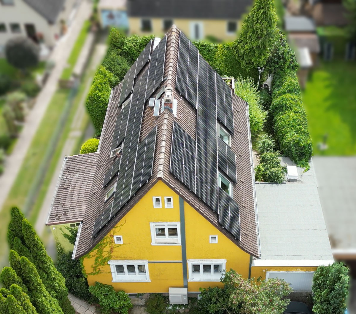 PV-Anlage auf dem Dach eines Einfamilienhauses in Berlin Heiligensee