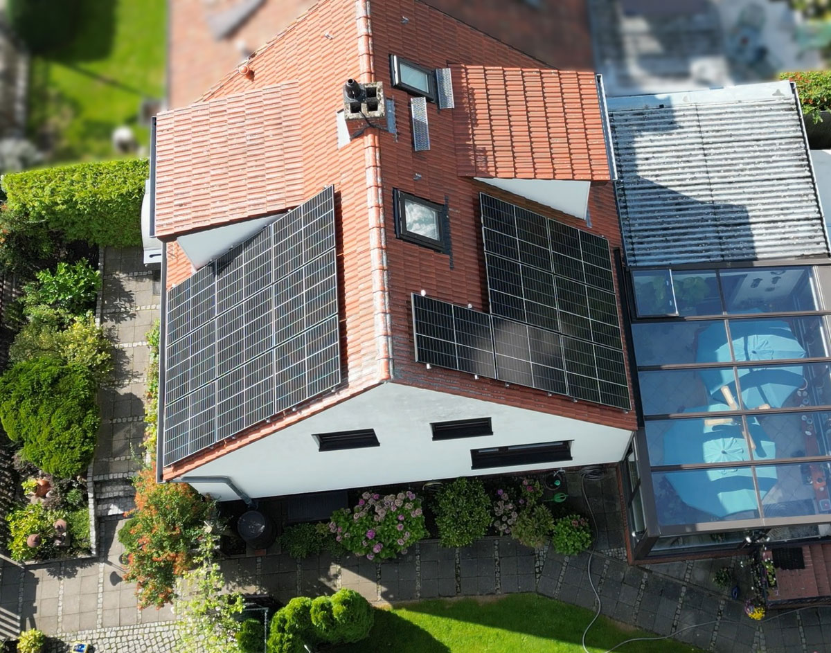 Dach eines Einfamilienhauses mit einer PV-Anlage in Berlin-Heiligensee