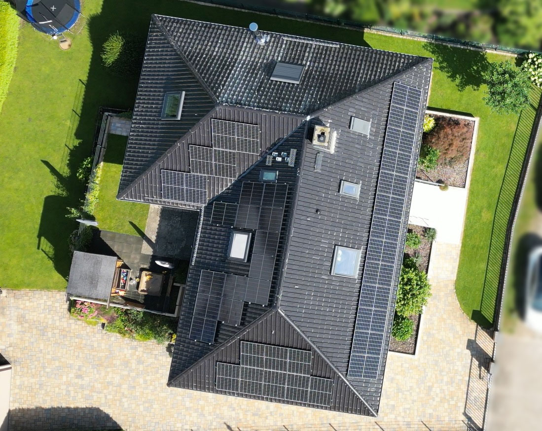 Vogelsperspektive eines Dachs mit einer Photovoltaikanlage in Berlin Heiligensee