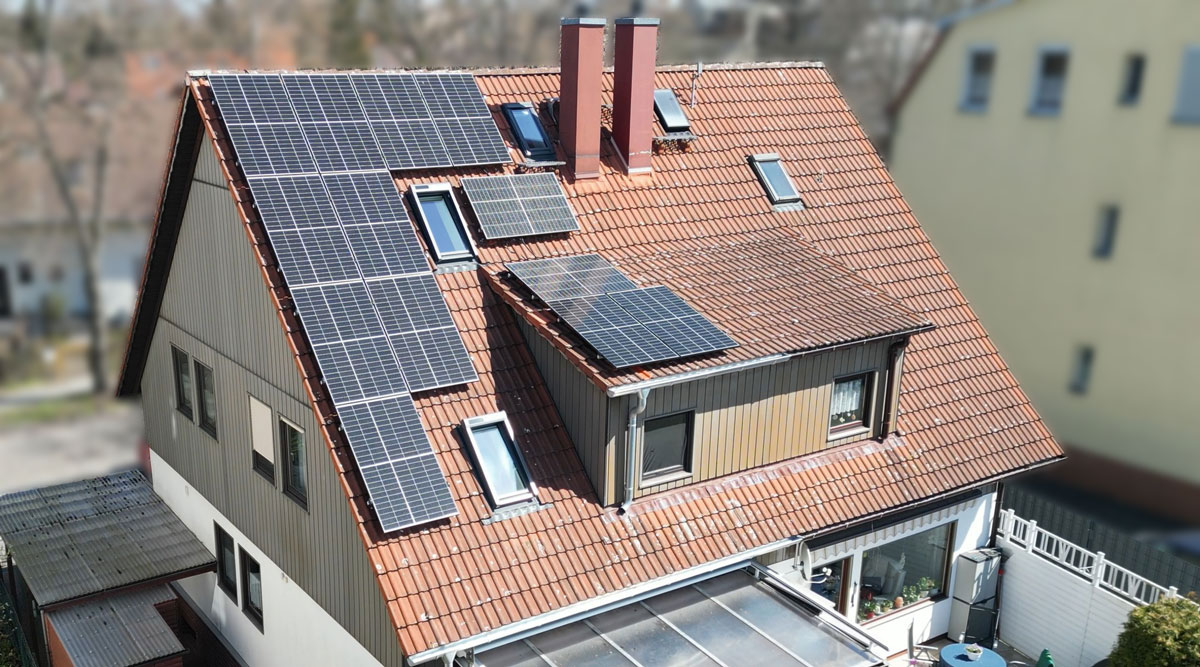 PV-Anlage auf dem Dach eines Einfamilienhauses in Berlin Hermsdorf