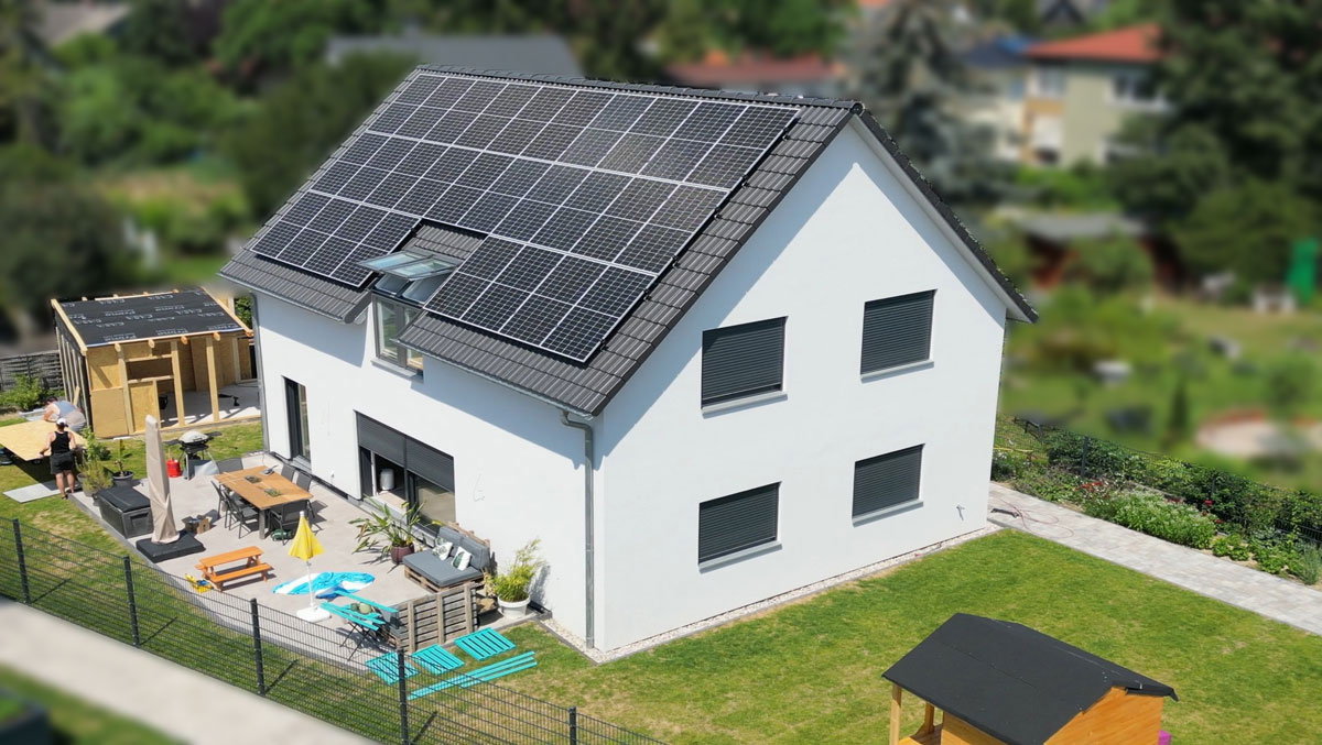 PV-Anlage auf einem Dach eines Einfamilienhauses in Berlin Mariendorf