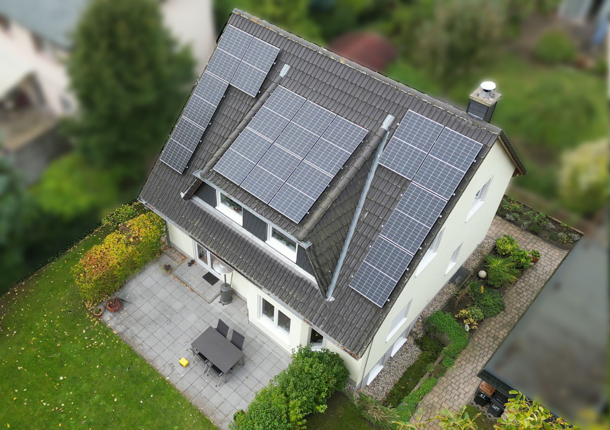 Luftaufnahme eines Einfamilienhauses in Berlin-Konradshöhe mit PV-Anlage