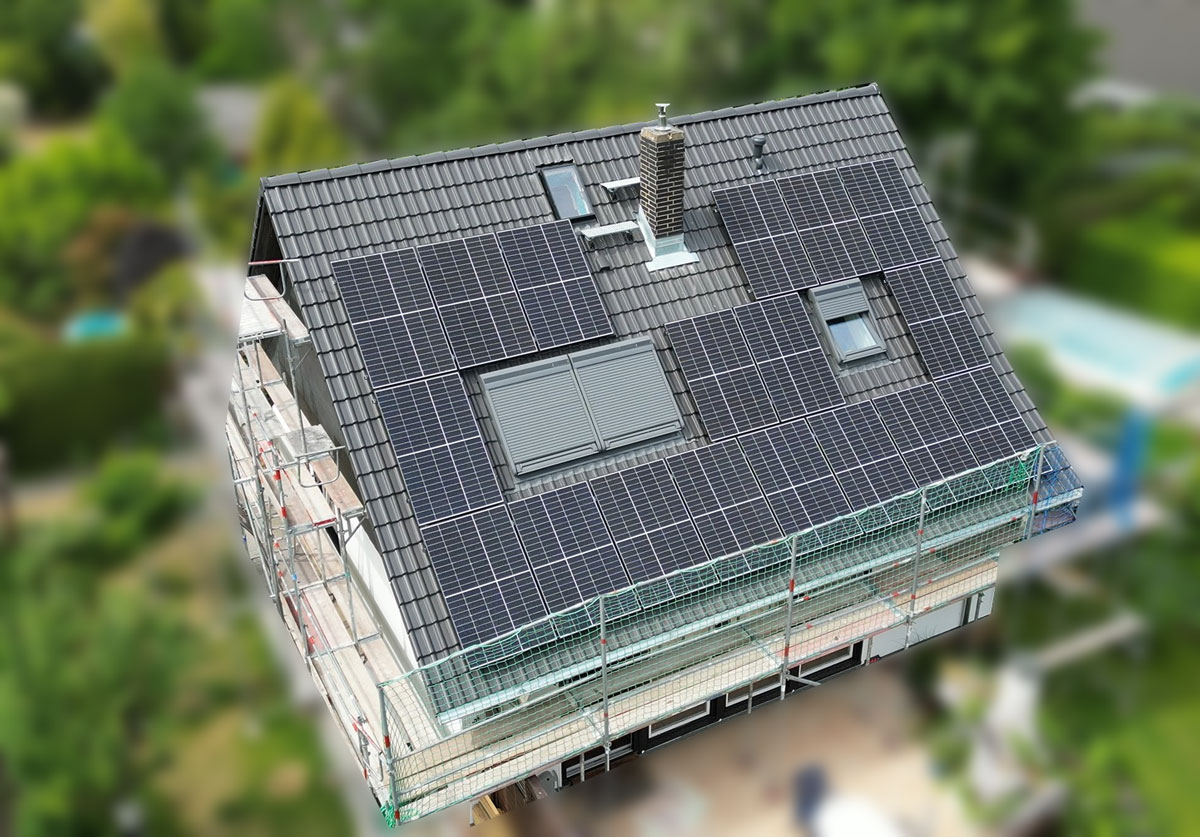 Dach eines Einfamilienhauses mit Solarmodulen in Berlin Lübars