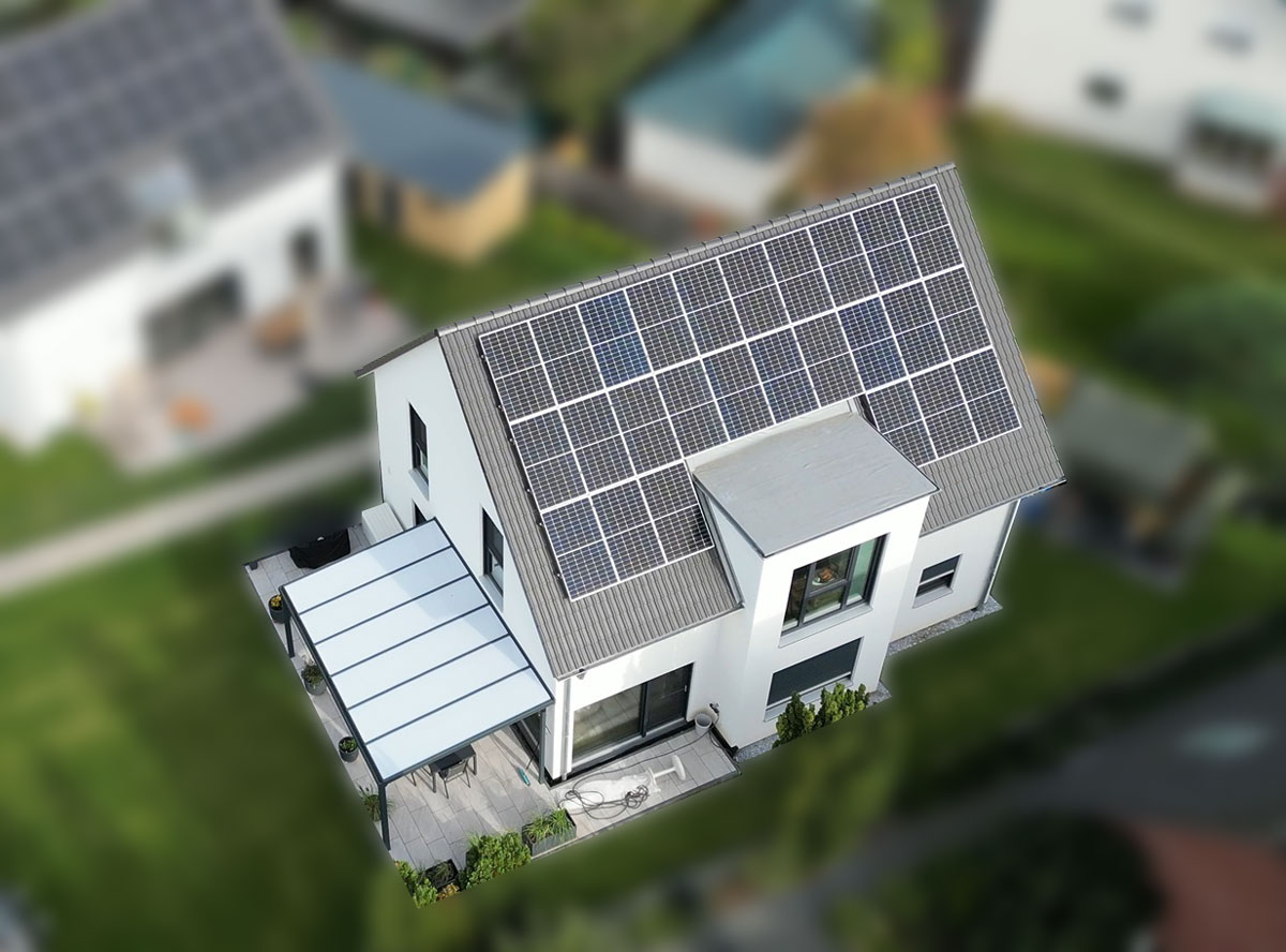 Aus der Vogelperspektive: Photovoltaikanlage auf dem Dach eines Hauses