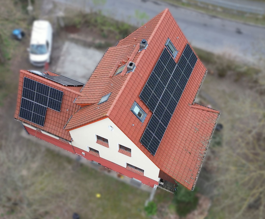 Aus der Vogelperspektive sieht man ein Einfamilienhaus mit Photovoltaikanlage
