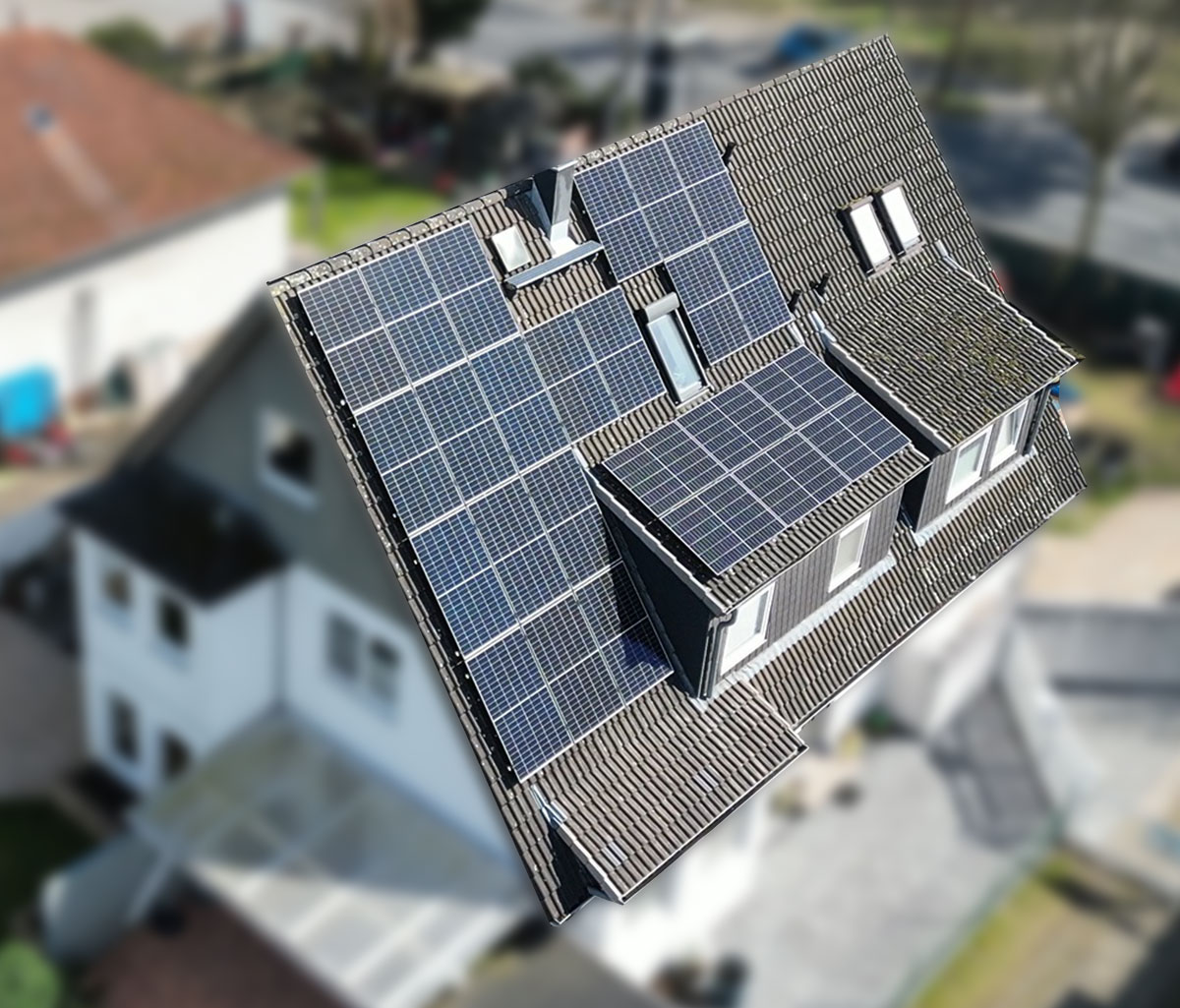 Solaranlage auf dem Dach eines Hauses aus der Luft aufgenommen