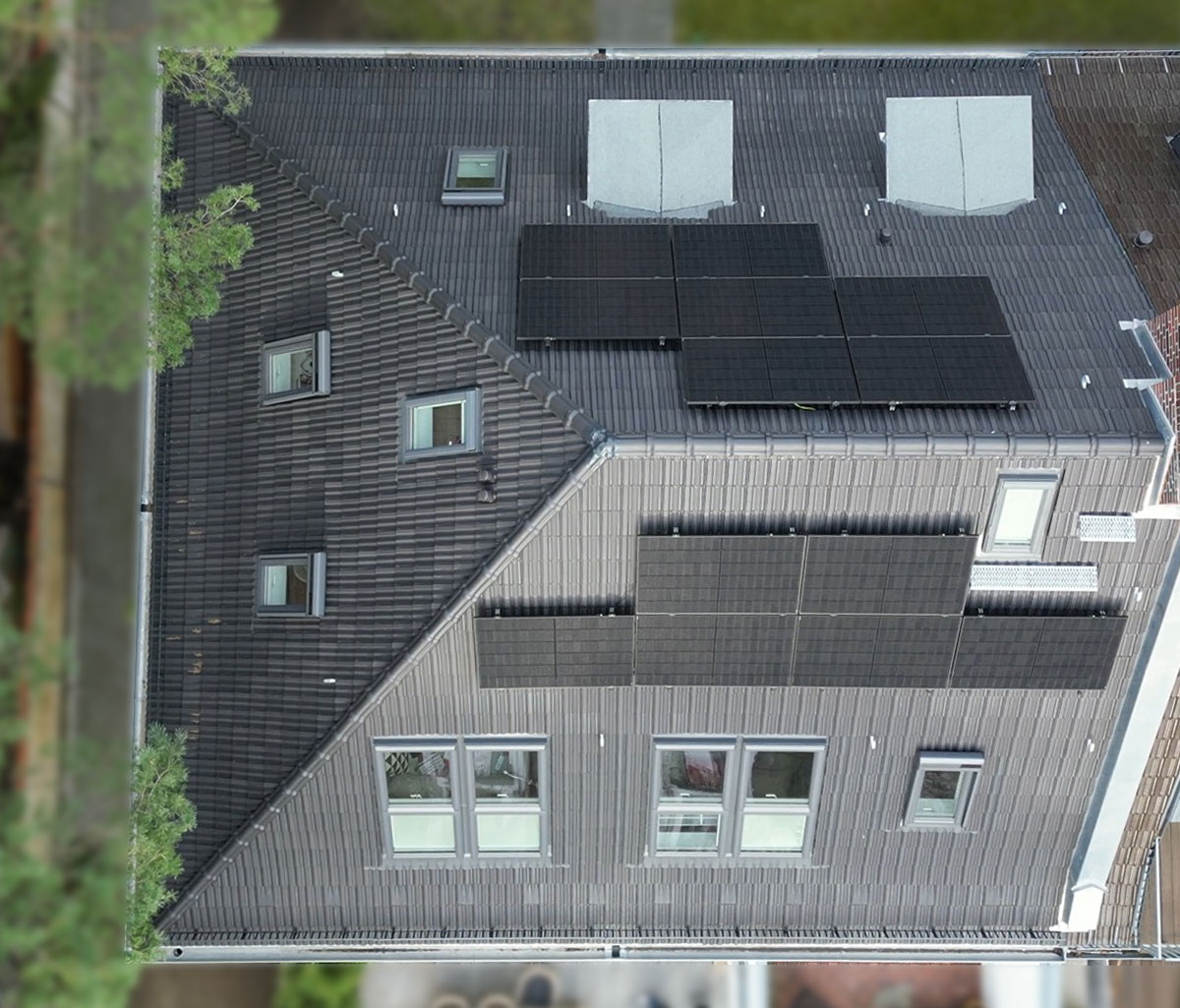 Drohnenaufnahme aus der Luft eines Einfamilienhauses mit Solarmodulen auf dem Dach