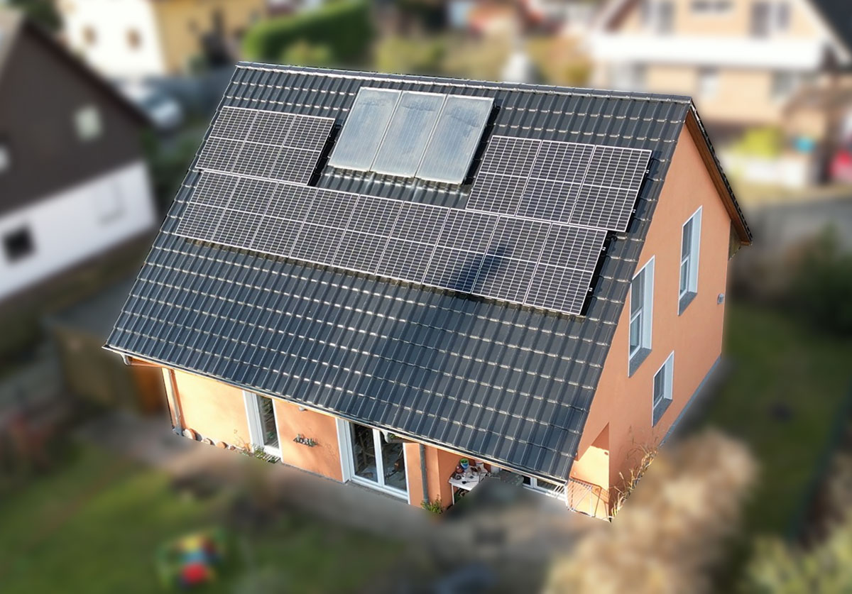 Solaranlage auf einem Dach, Einfamilienhaus aus der Luft